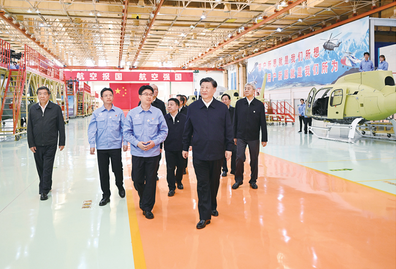 2023年10月10日至13日，中共中央总书记、国家主席、中央军委主席习近平在江西考察。这是11日上午，习近平在景德镇市昌河飞机工业（集团）有限公司考察。 新华社记者 燕雁/摄