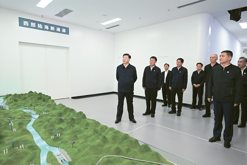 2023年12月14日至15日，中共中央总书记、国家主席、中央军委主席习近平在广西考察。这是14日上午，习近平在南宁市考察中国—东盟信息港股份有限公司，结合平陆运河沙盘听取西部陆海新通道骨干工程建设汇报。 新华社记者 谢环驰/摄